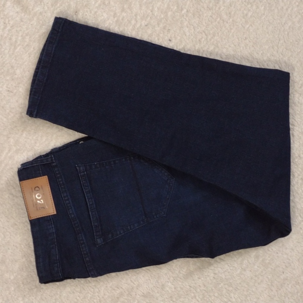 IZOD Men's Jeans size 38x29 Straight Fit Stretch